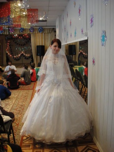 Благодаря вашей поддержке мы приехали не с пустыми руками. Нашли даже свадебное платье для Оксаны, выпускнице этого Детского Дома! Лучшей благодарностью была радость в ее глазах!